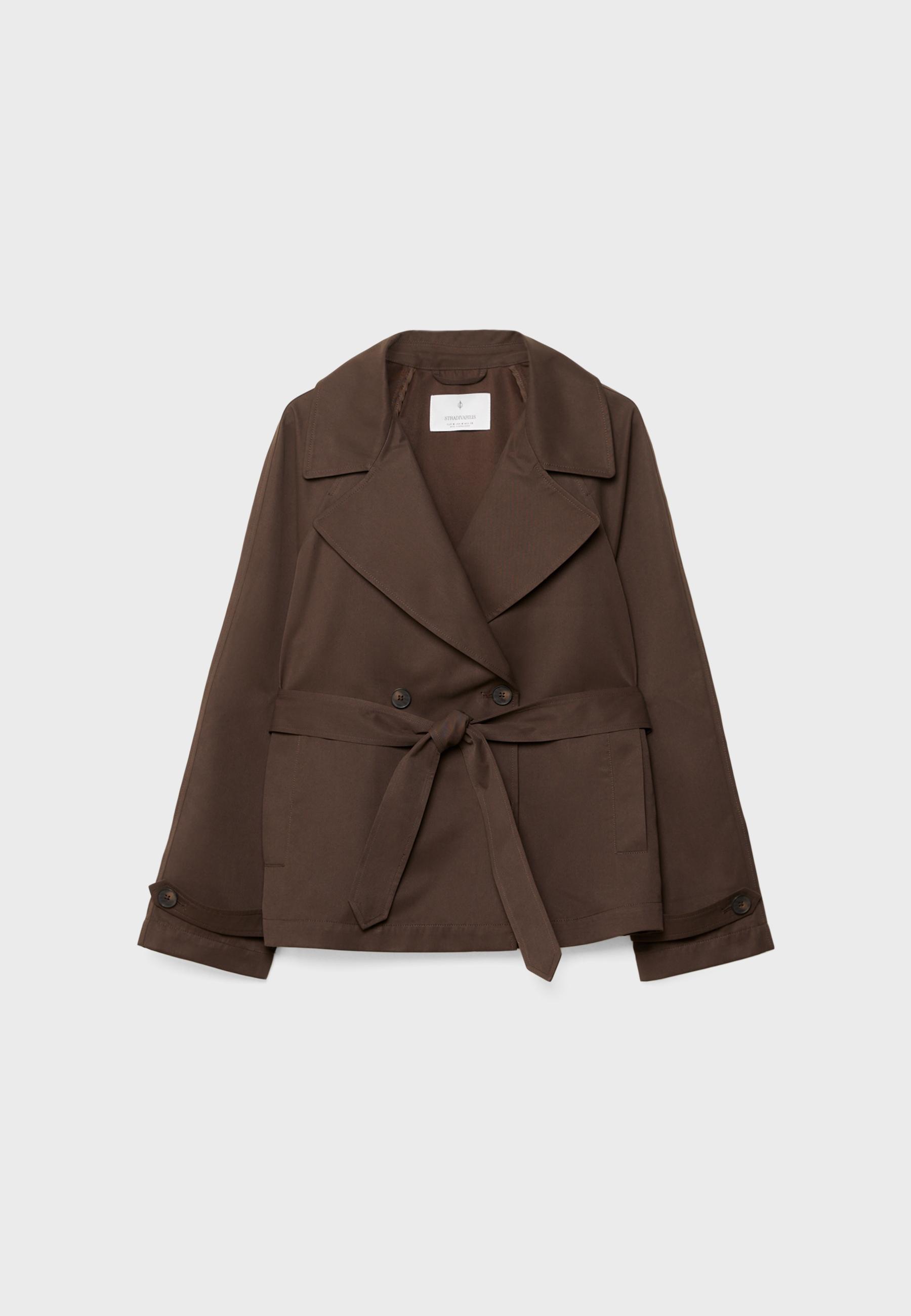 Kemerli kısa, akıcı trençkot