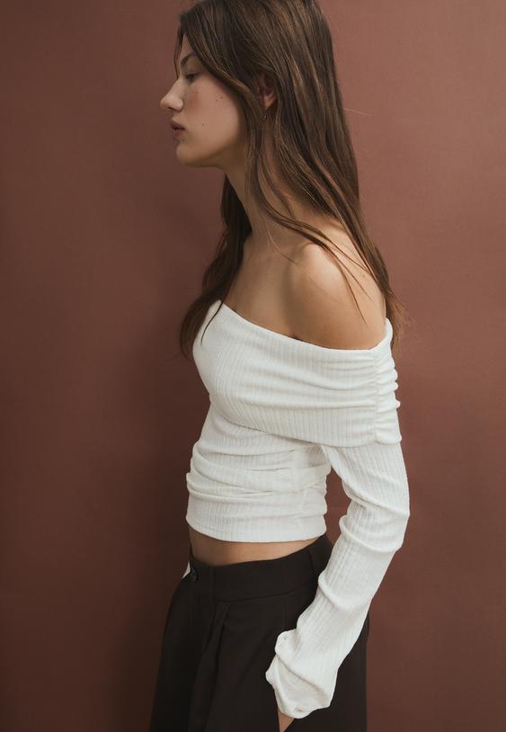 geruschtes-stricktshirt-mit-cutouts-an-den-schultern