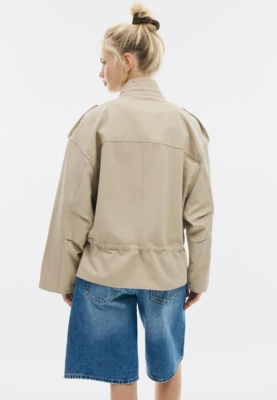 cazadora corta fluida bolsillos delanteros