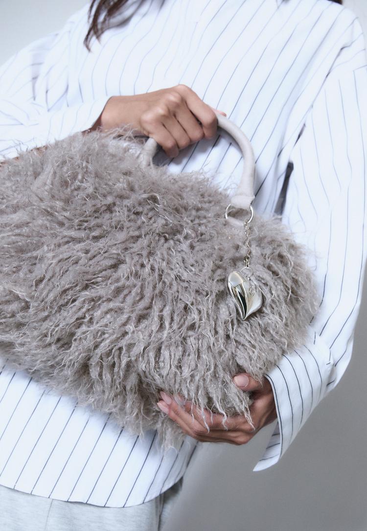 Stradivarius Τσάντα Bowling Με Συνθετική Γούνα Σε Σχήμα Καρδιάς Γκρι Os φωτογραφία