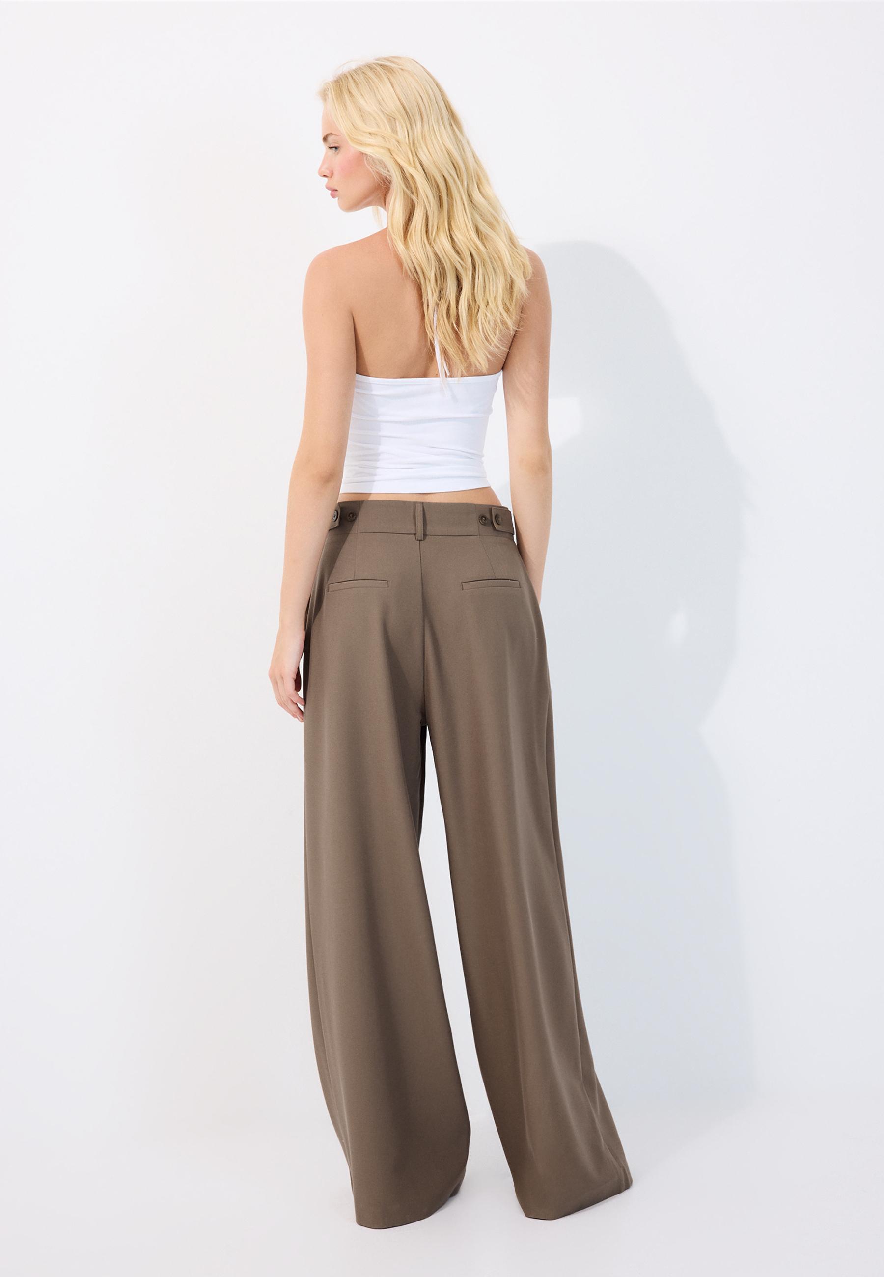Wide-leg smart trousers with adjustable buttons — Brown