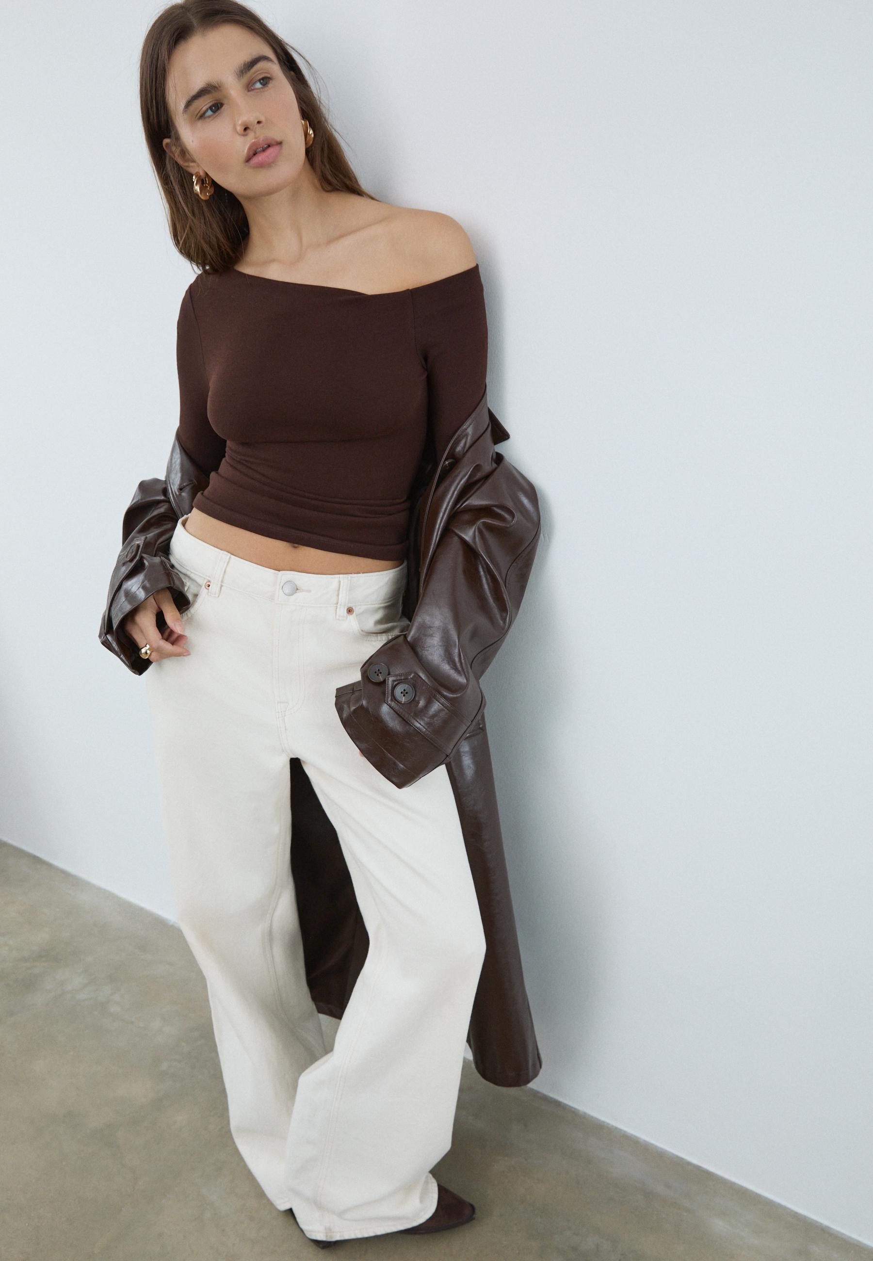 T-shirt à encolure asymétrique - T-shirts femme | Stradivarius France