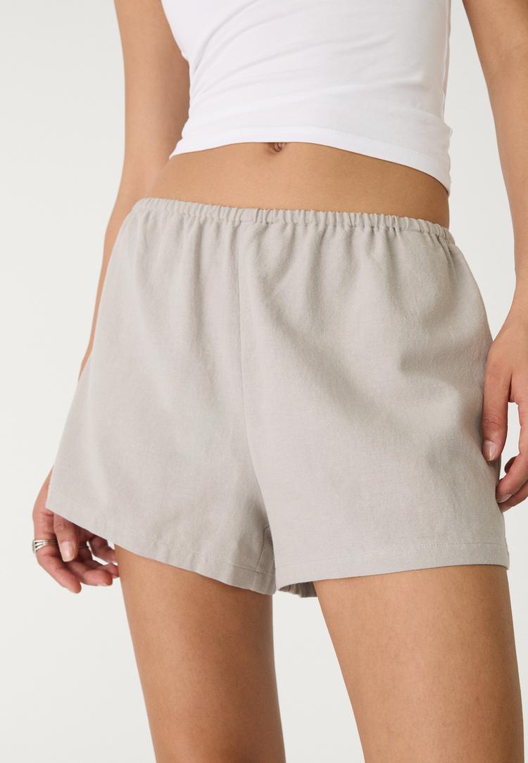 shorts fluido con lino
