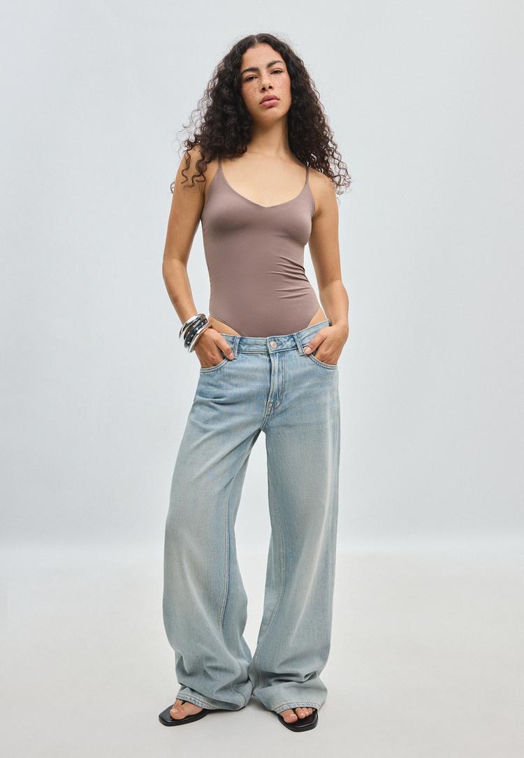 Stradivarius Bodi Na Naramnice S V Izrezom Brown L