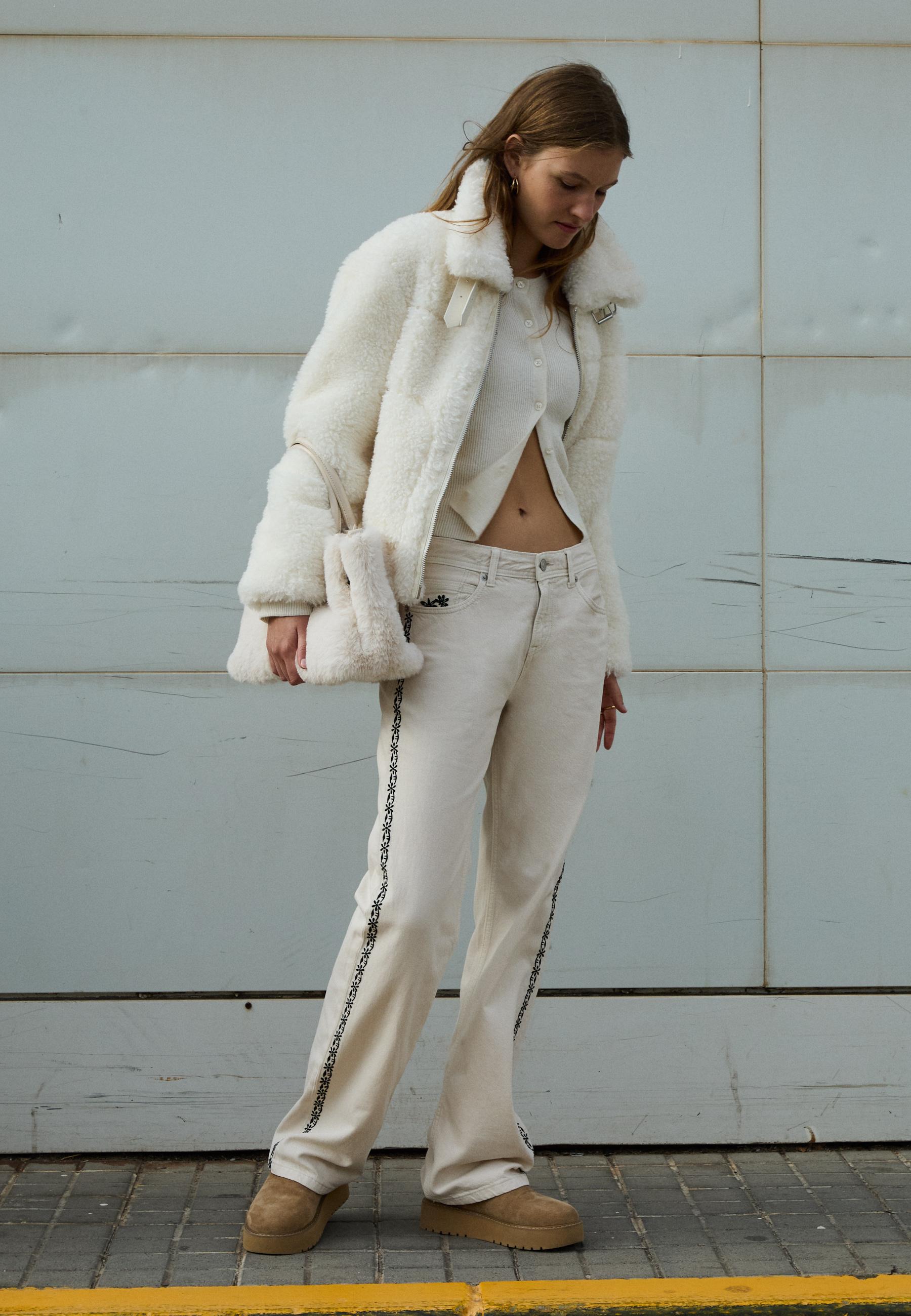 Stradivarius pantalones blancos hotsell