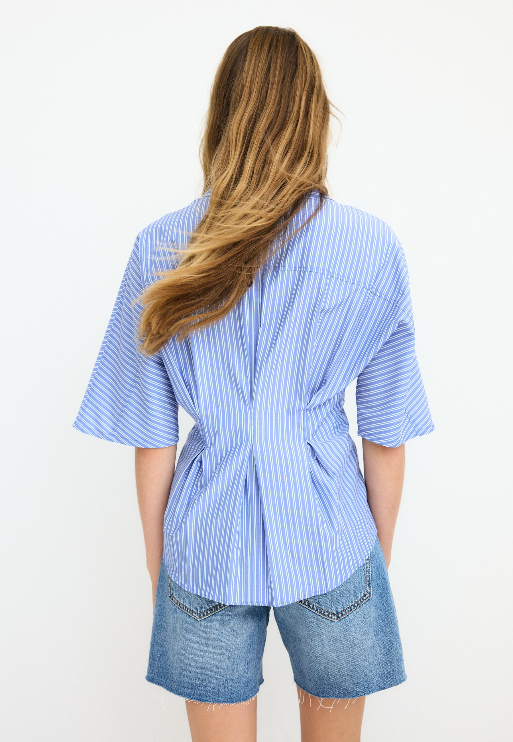 Fitted kimono sleeve pleated shirt — Blue