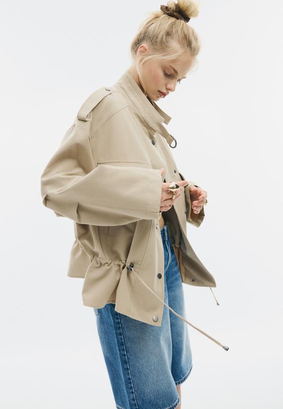 cazadora corta fluida bolsillos delanteros