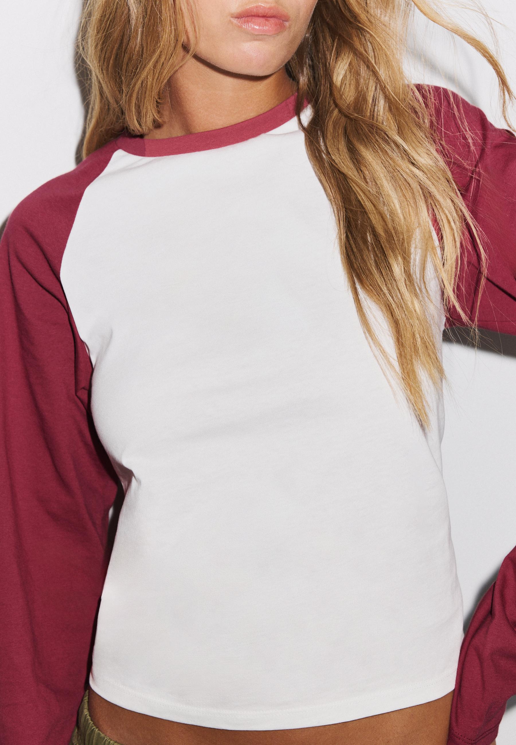 Baseball-style long sleeve T-shirt — Dark red