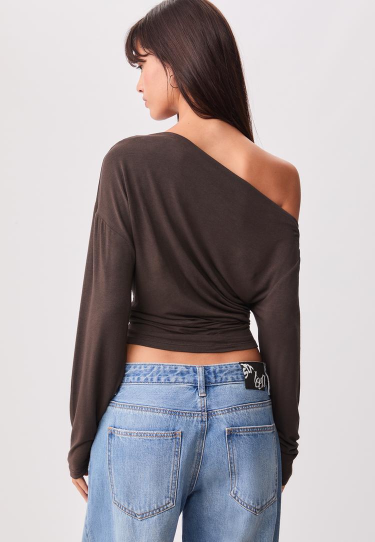 camiseta cuello asimetrico