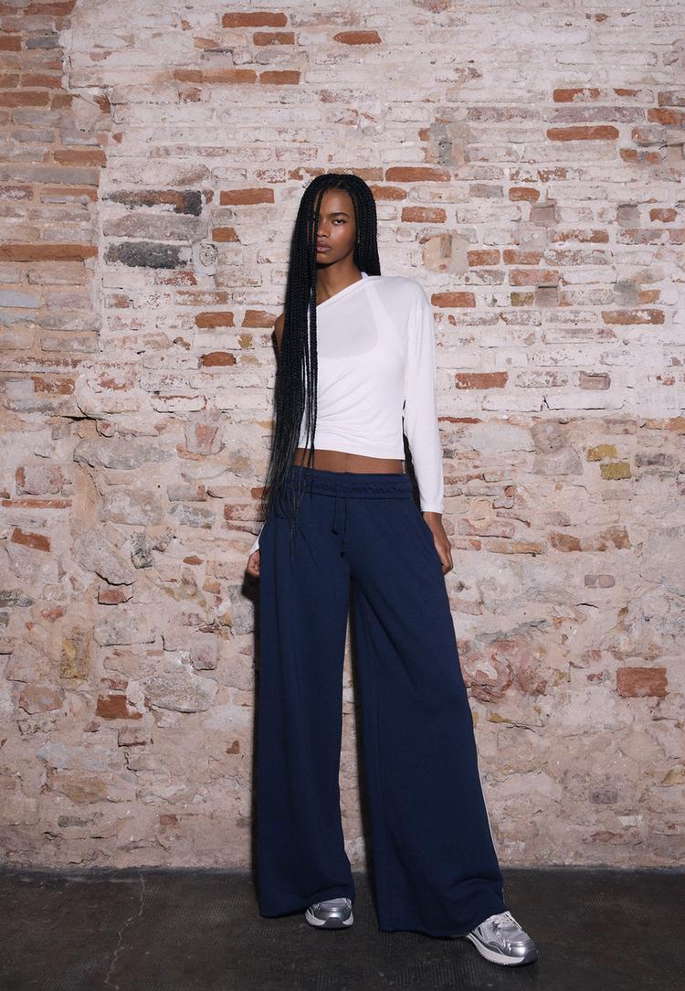 camiseta cuello asimetrico