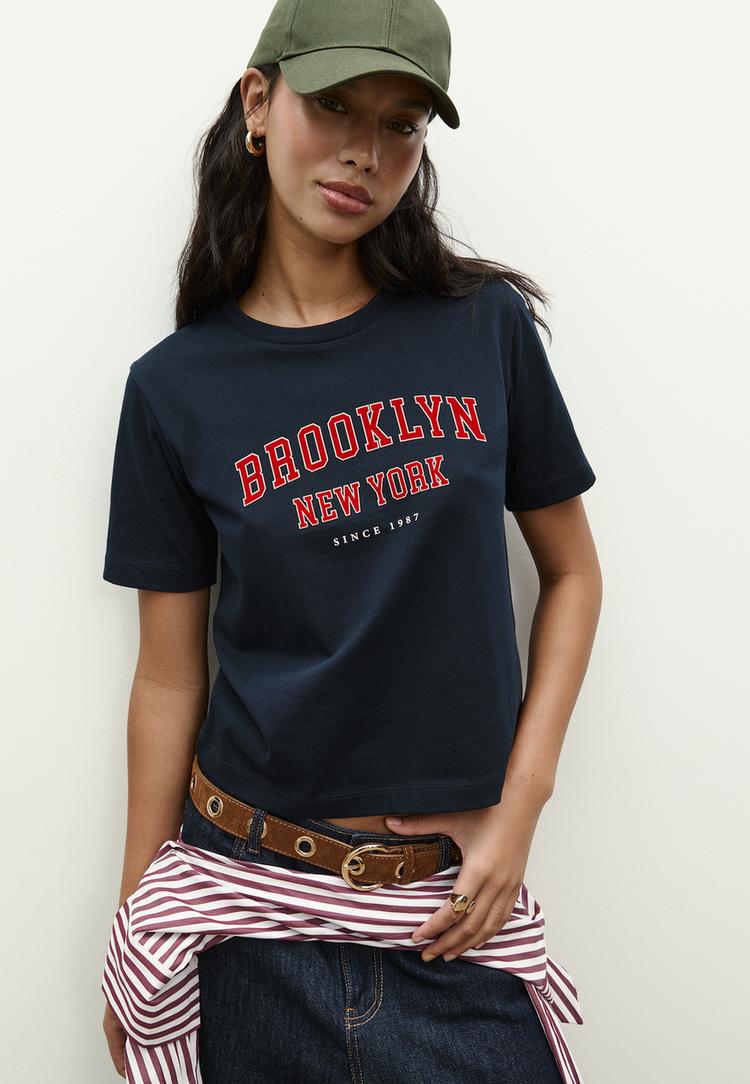 maglietta con ricamo testo