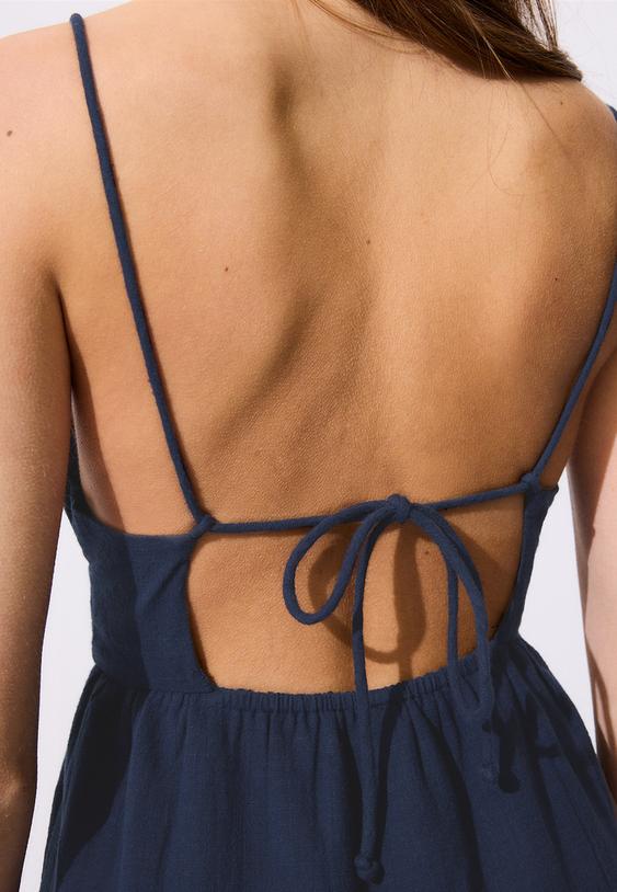 vestido curto com detalhe de brilho nas costas
