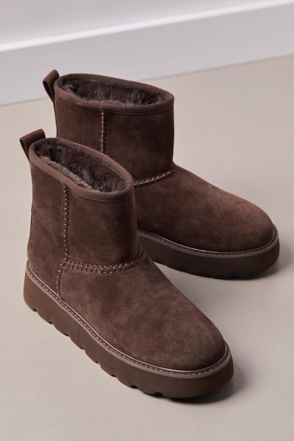 Flache Stiefeletten aus Leder mit Fellfutter