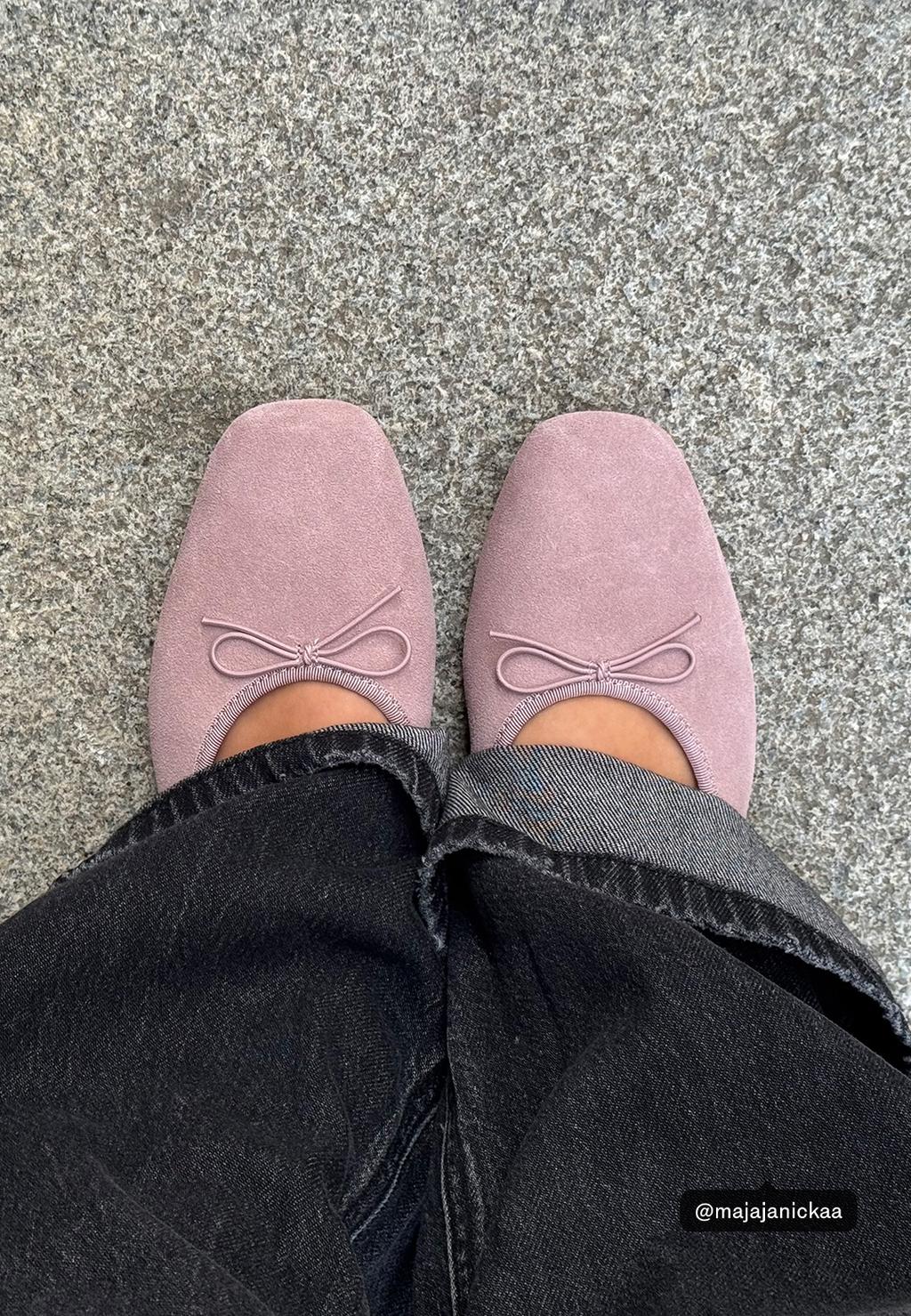 Split suede ballet flats with bow