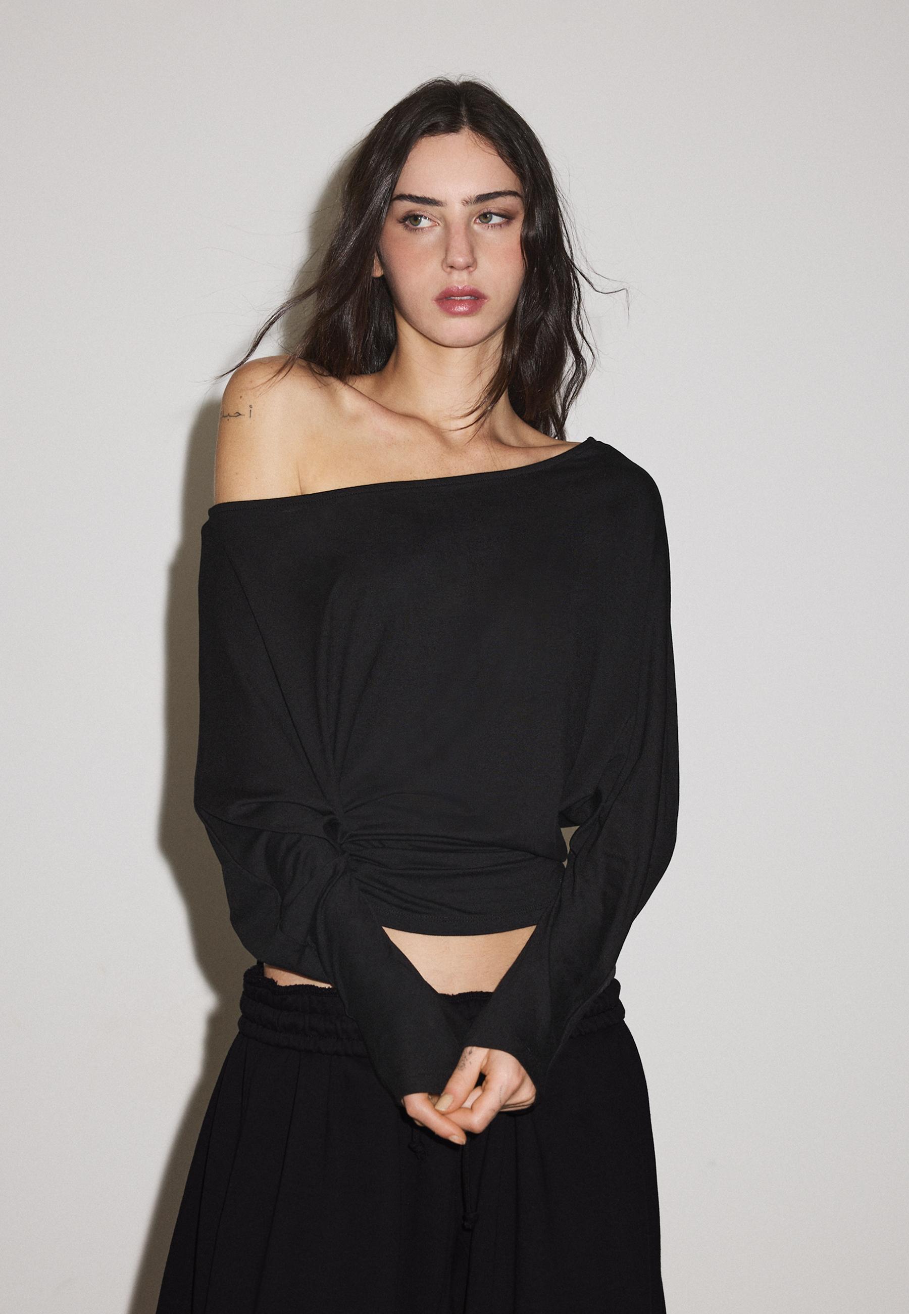 Sash-effect asymmetric top — Black