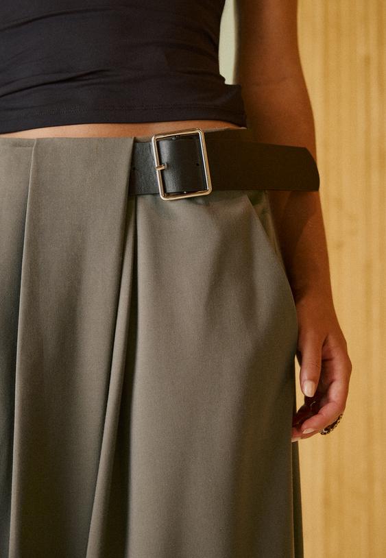 Elegantne Pantalone Sa Faltama I Kaišem