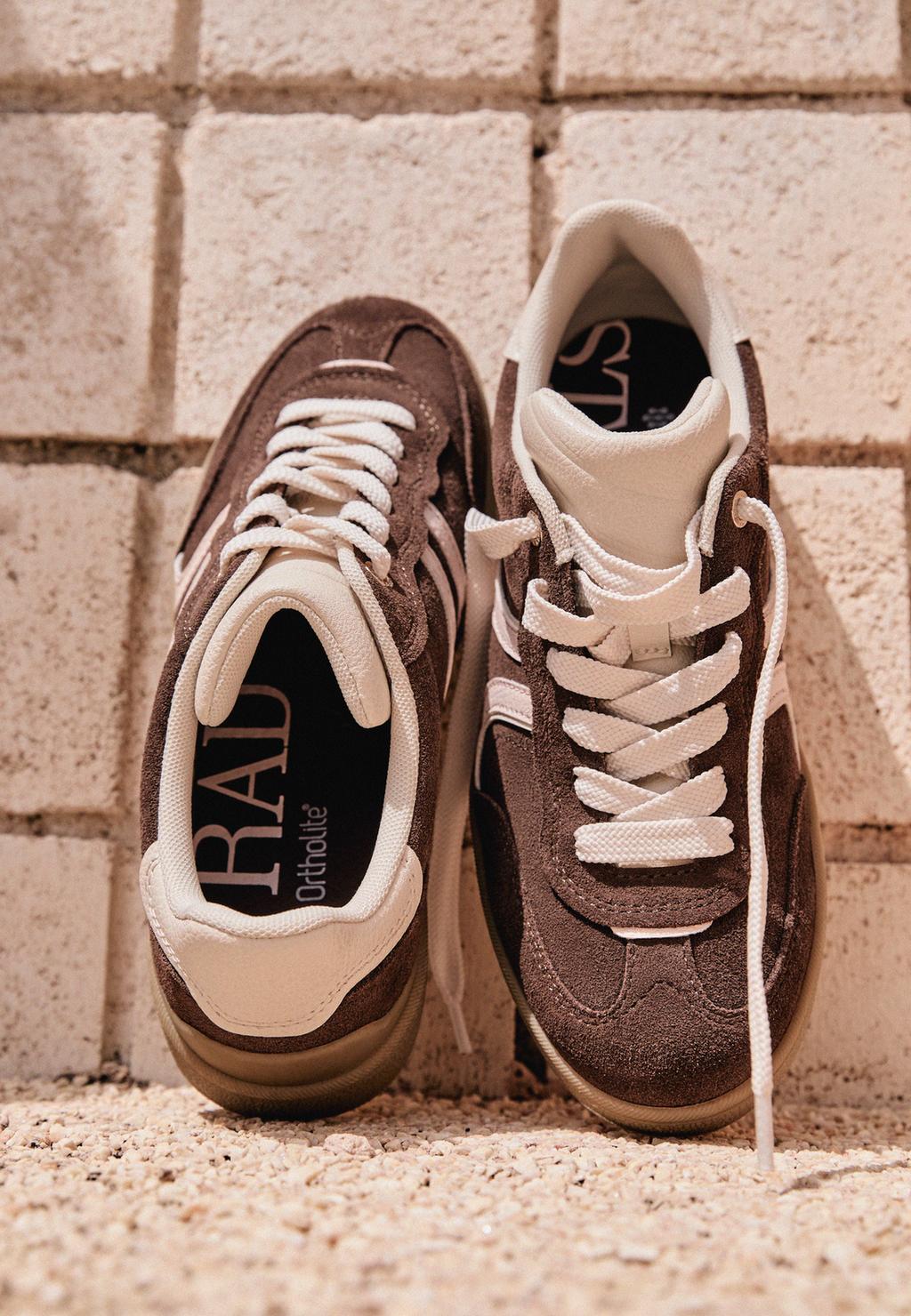 Casual leather trainers