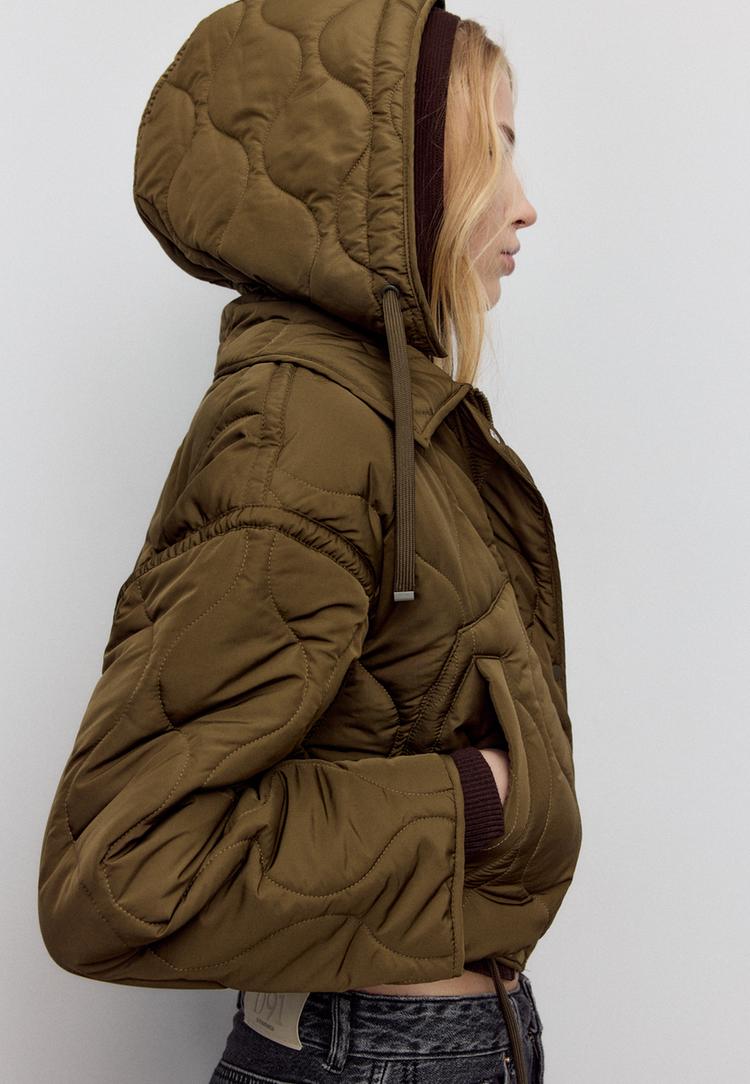 gesteppte-jacke-mit-kapuze