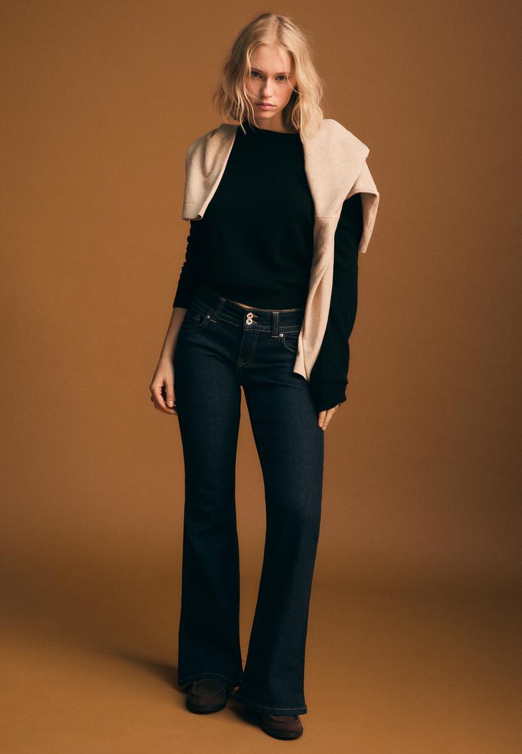 jeans boca de sino de cintura baixa com dois