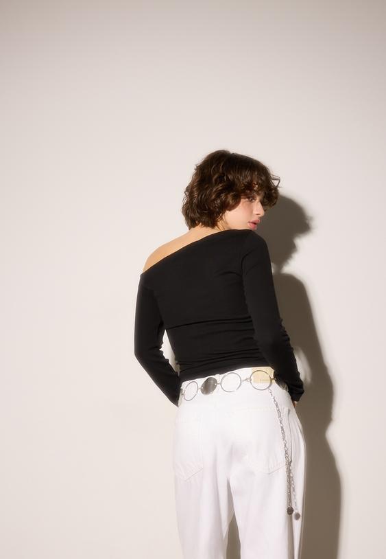 camiseta escote asimetrico