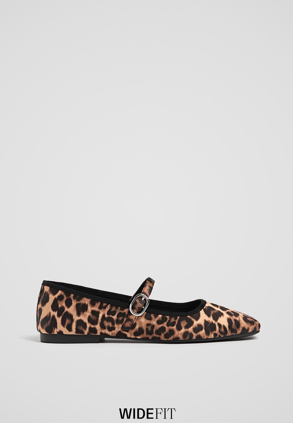 WIDE FIT. Ballerinas aus Satin mit Tierprint