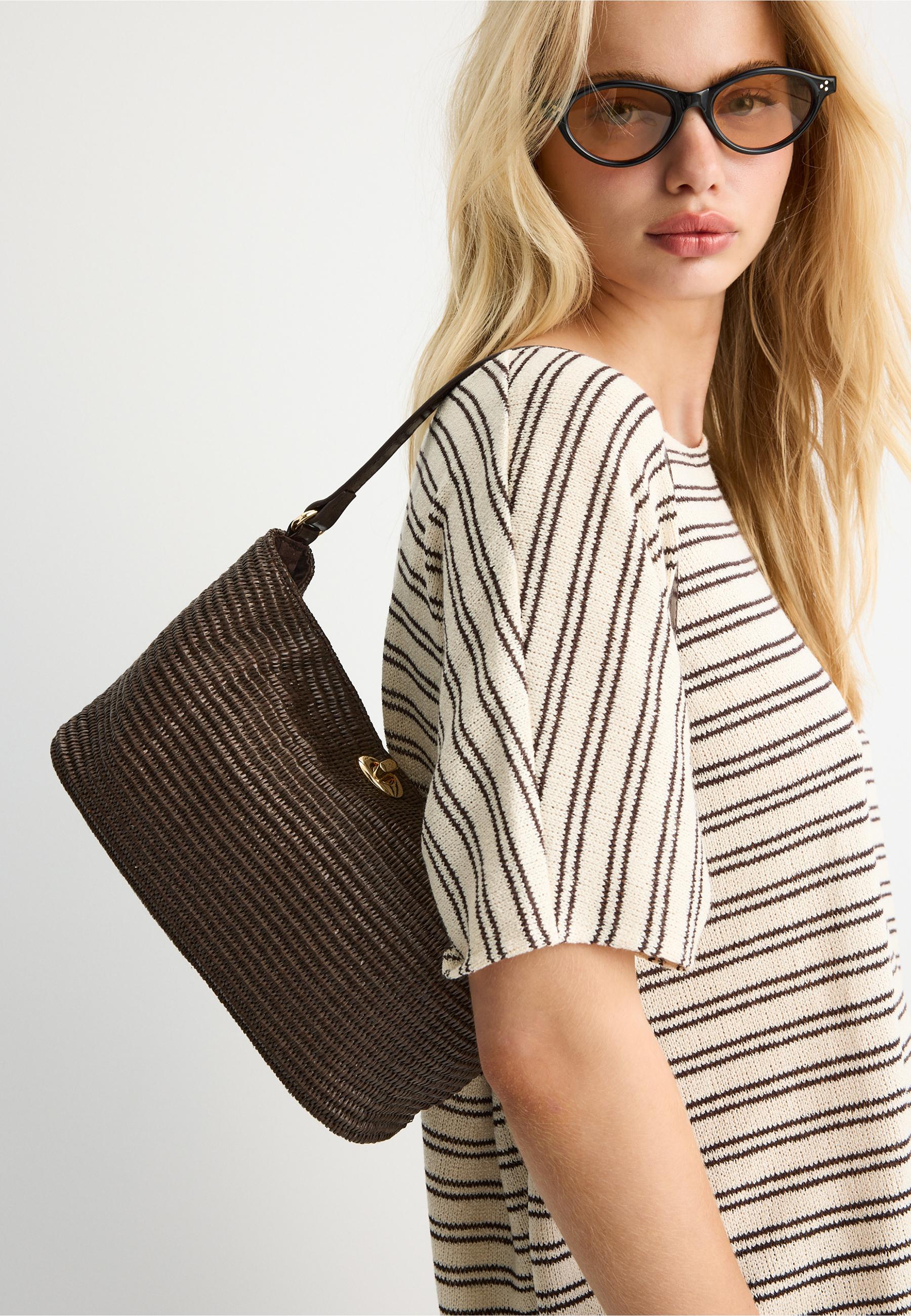 Crochet shoulder bag with metal fastening — Brown