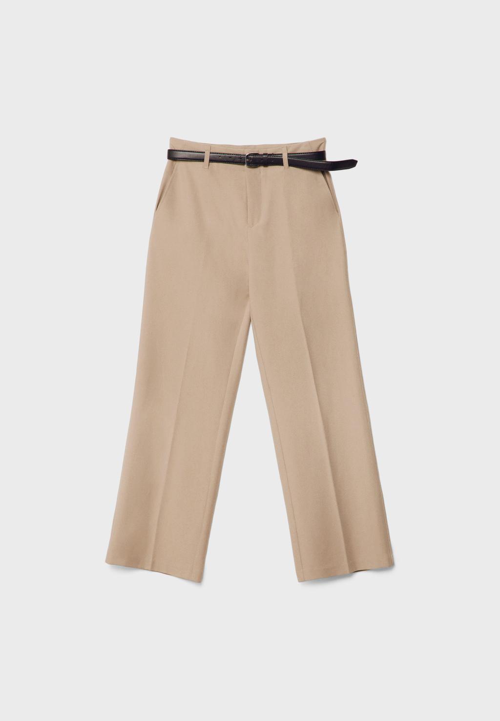 Fließende, gerade Stoffhose mit Gürtel
