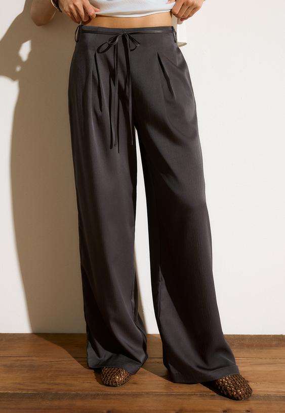 flieende-hose-mit-knittereffekt-und-schleife