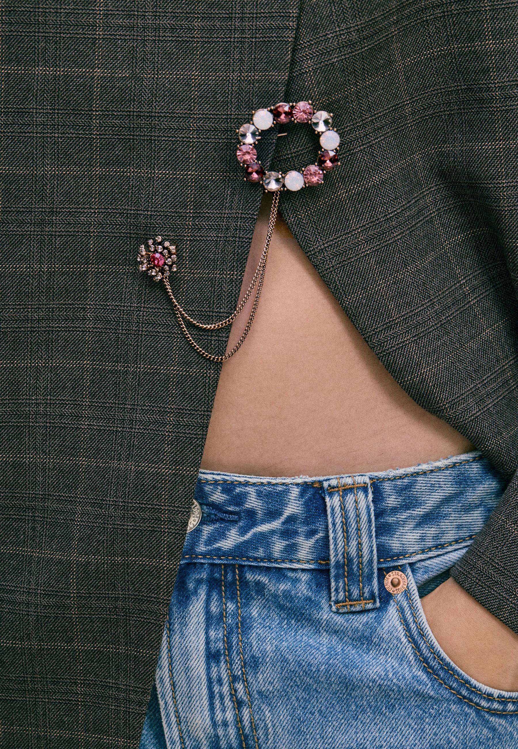 Jewelled chain brooch — Gold