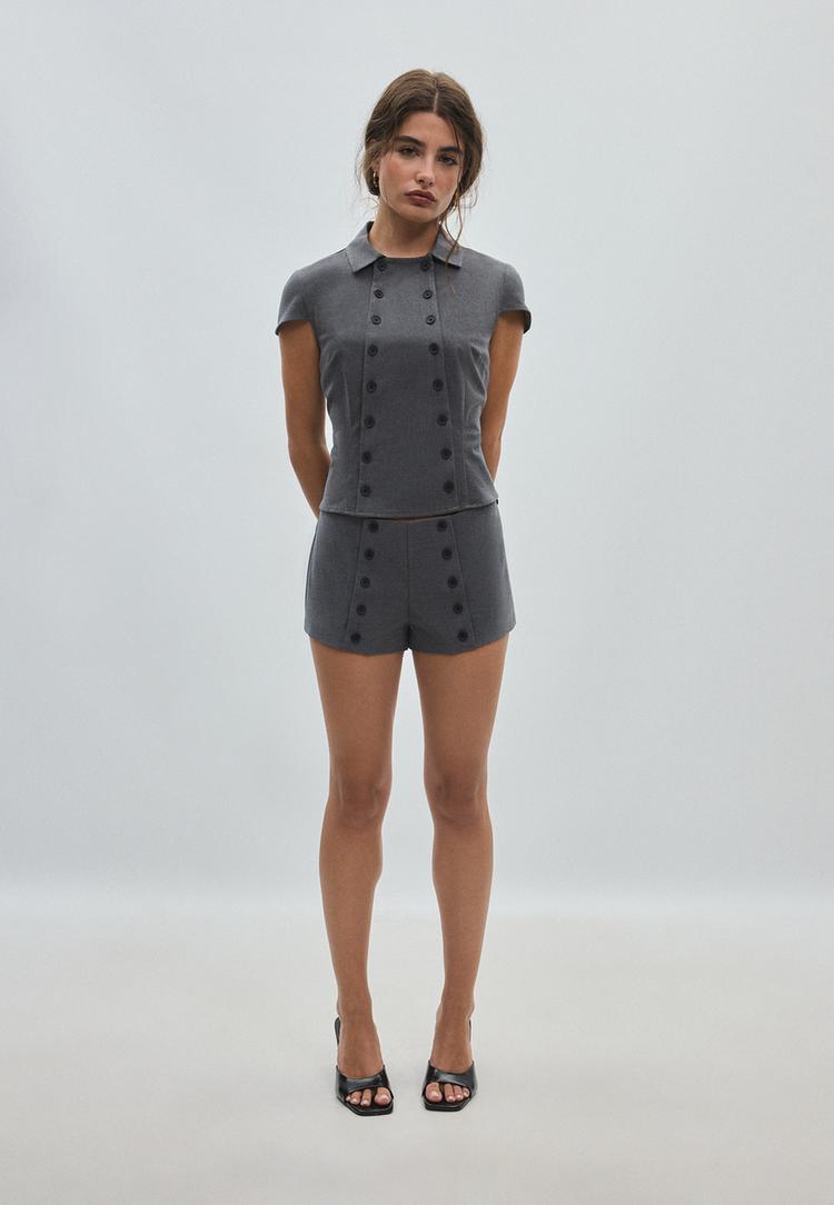 formele microshort met knopen