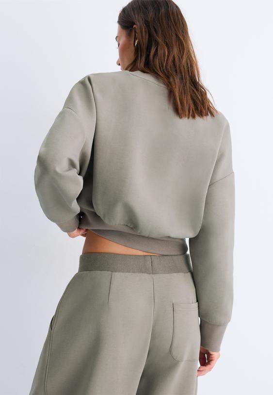 sudadera cropped con fajin