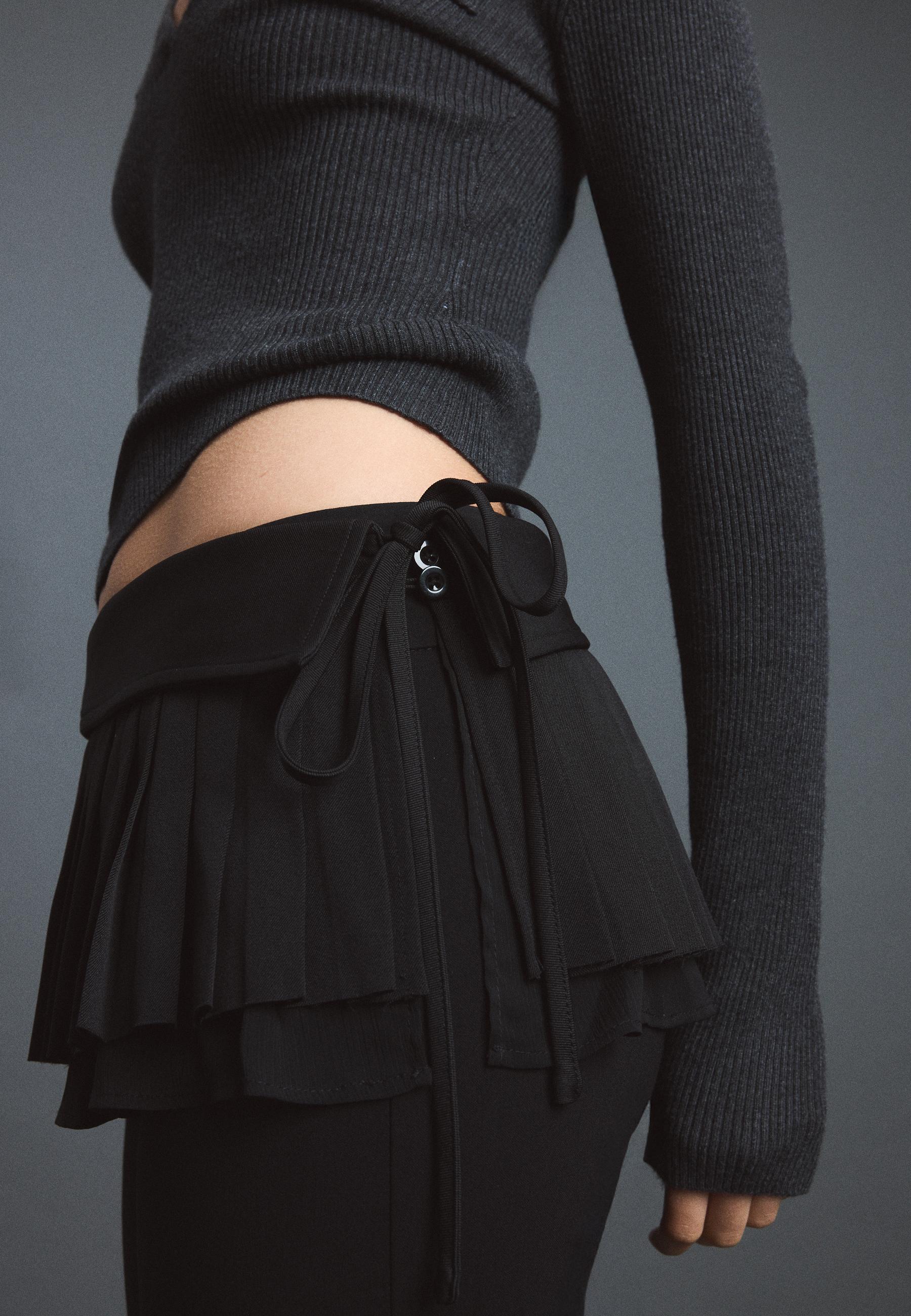 Pleated skirt belt — Black