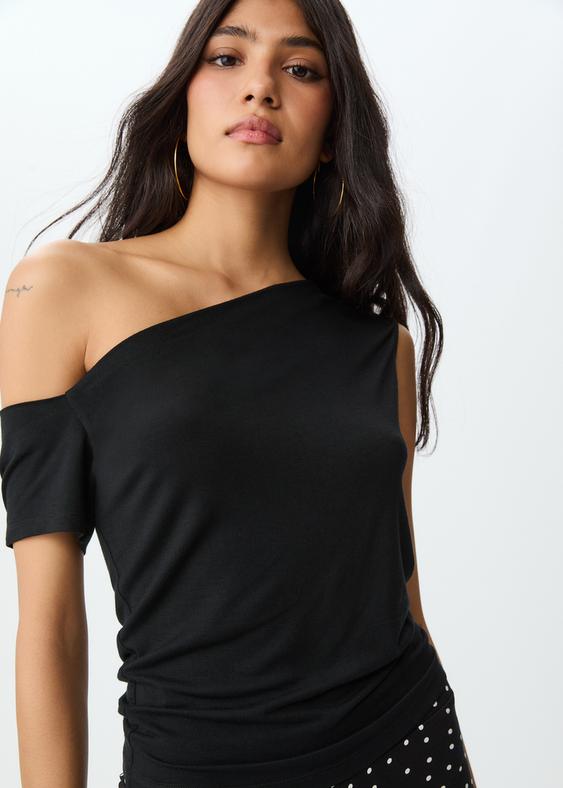 camiseta cuello asimetrico