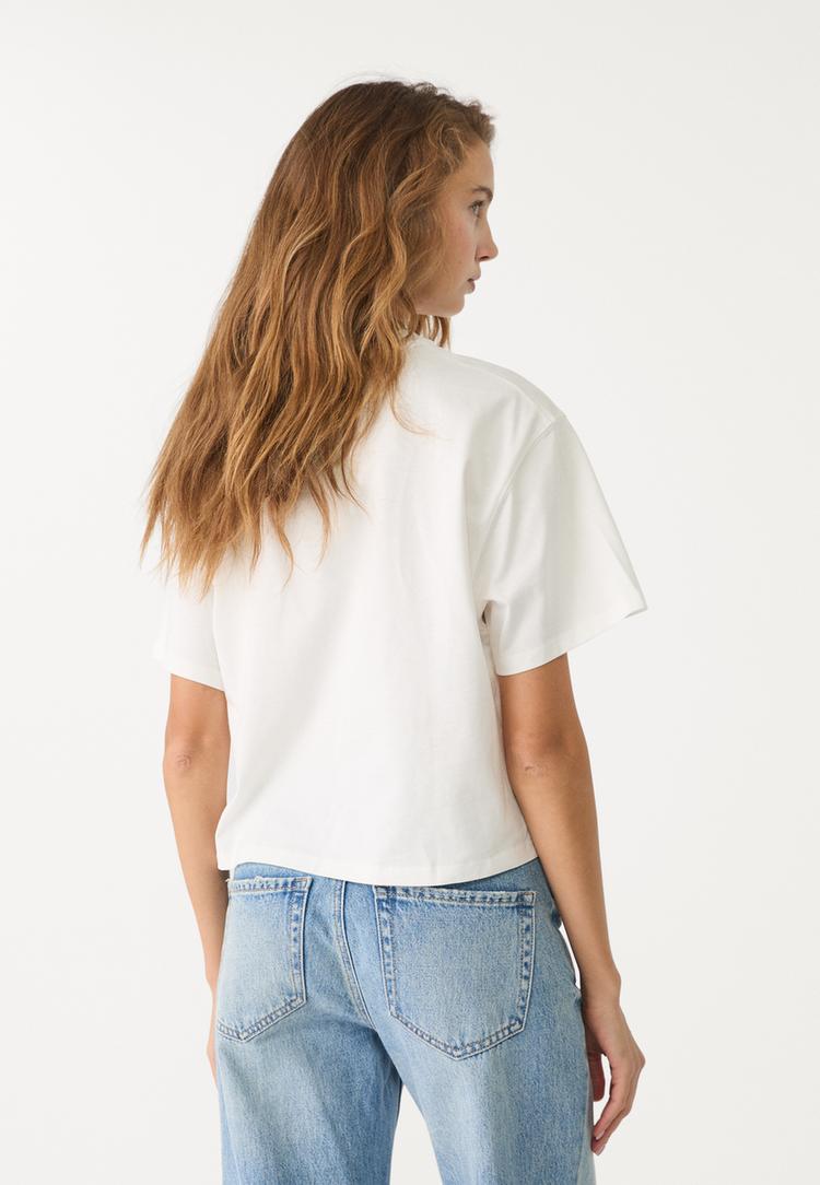 camiseta crop bordada