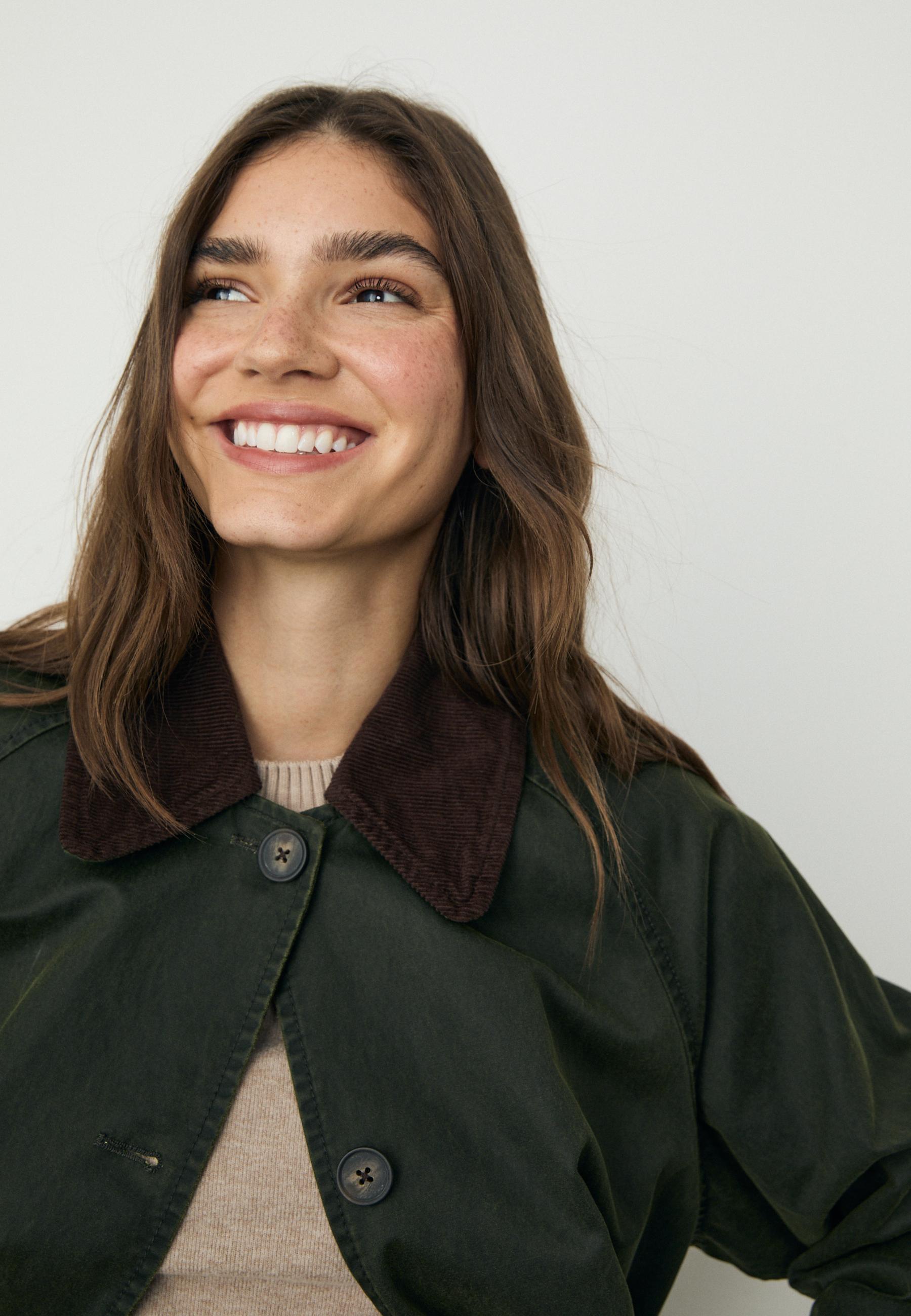Short waxed trench coat with belt — Khaki