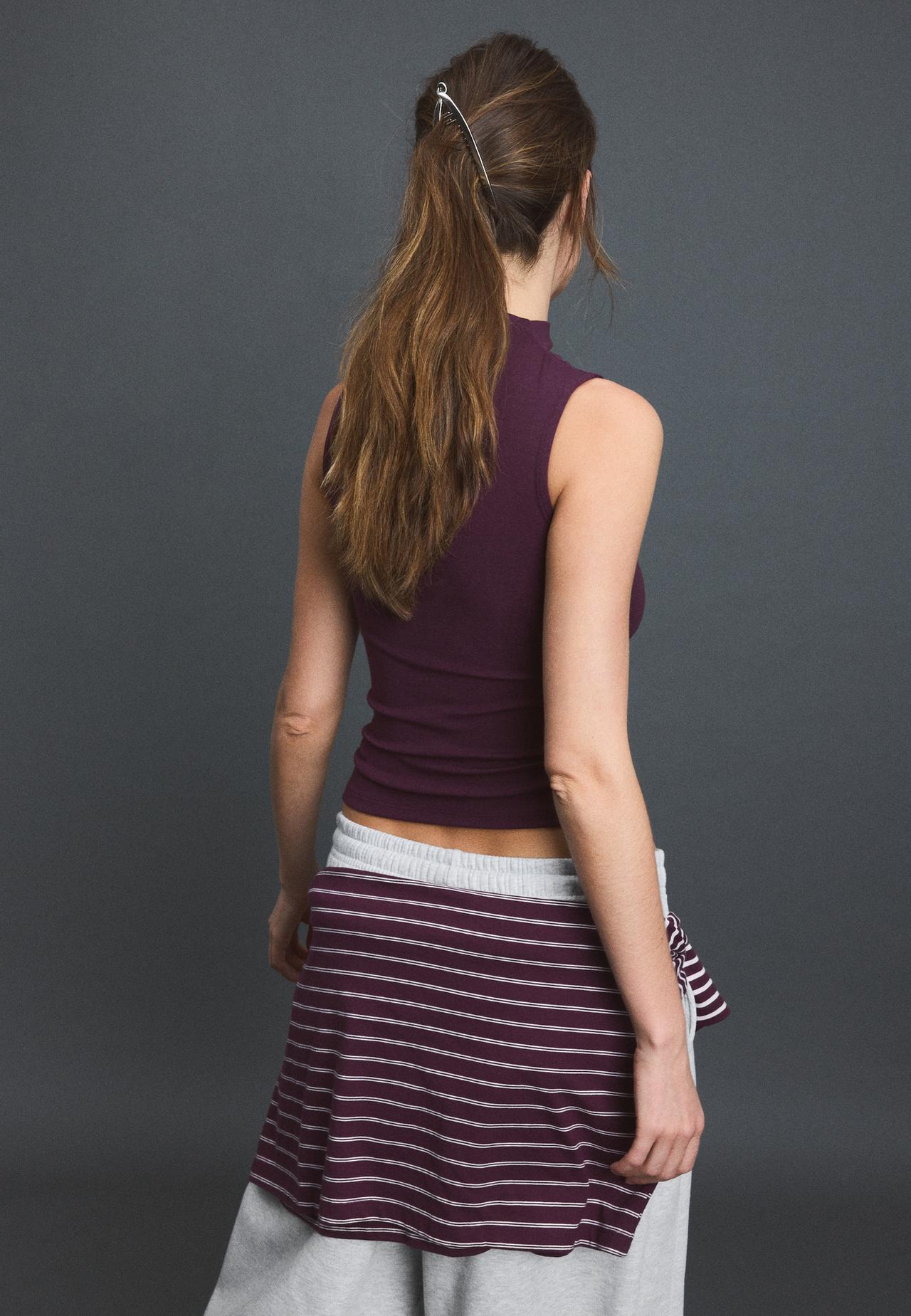 Sleeveless funnel neck T-shirt — Dark purple