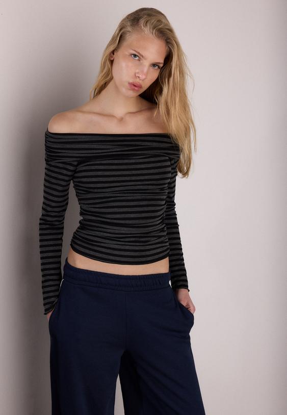 schulterfreies-gerafftes-tshirt-mit-streifen