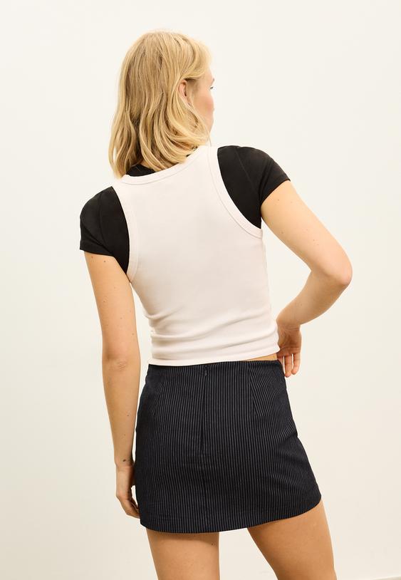 minirock-mit-gurtel-und-streifen