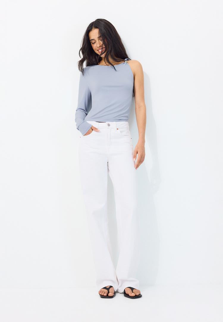 asymmetrisches-tshirt-mit-metallschnalle