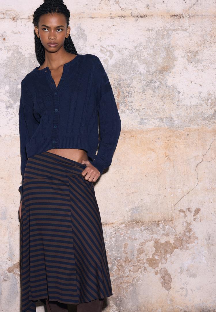 Stradivarius Πλεκτή Ζακέτα Με Κουμπιά Και Πλεξούδες Navy Blue L