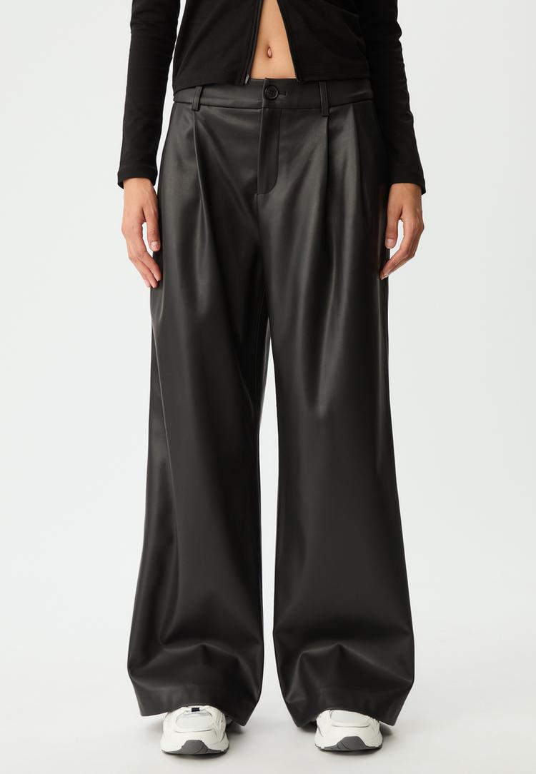 pantaloni a pinocchia effetto pelle