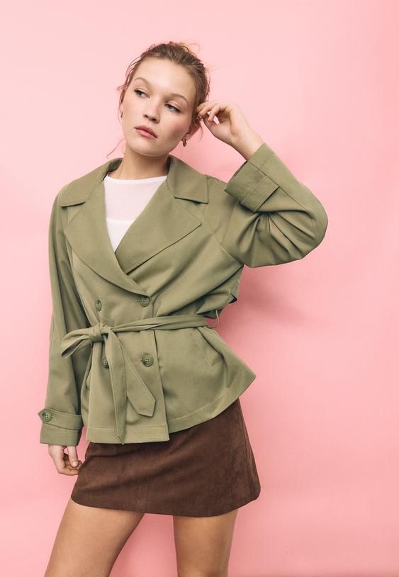 trench corto fluido con cintura