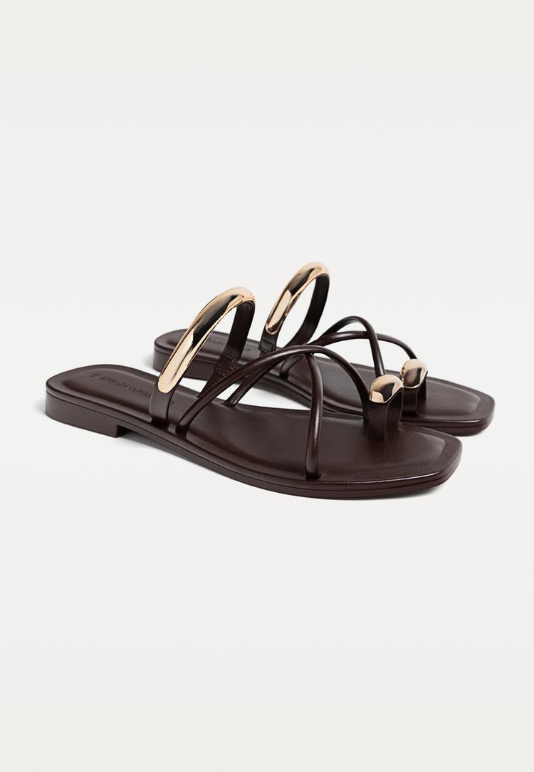 sandalias planas detalle metalico
