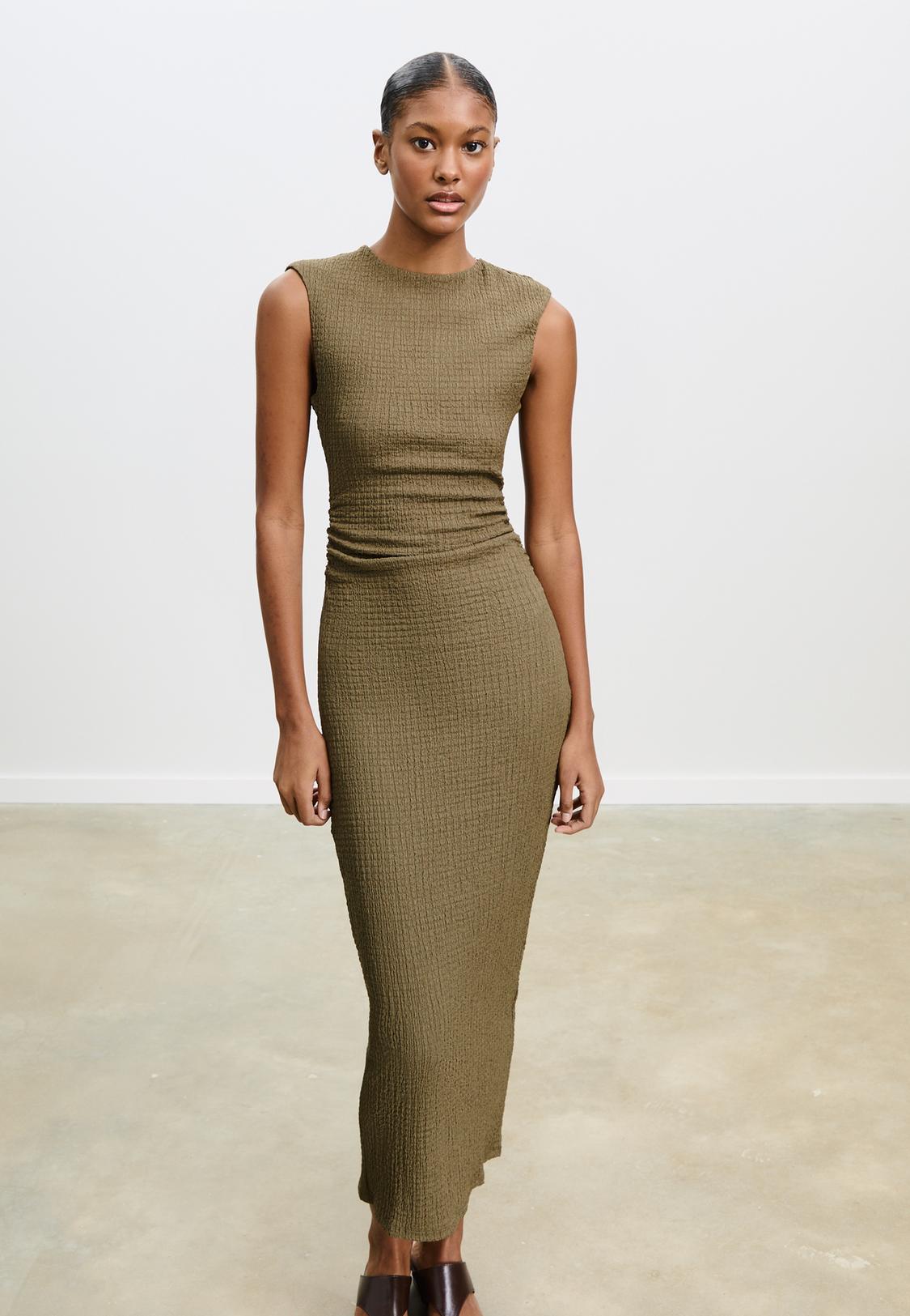 Robe midi froncée texturée Mode femme Stradivarius België