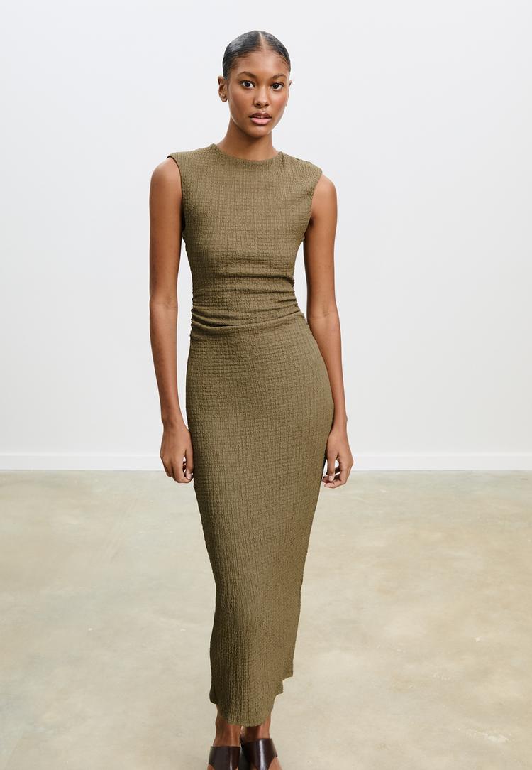 vestido midi frunce textura