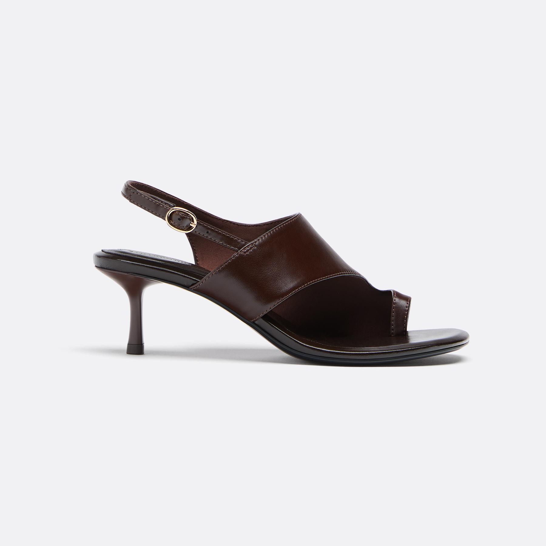 Heeled toe-post sandals — BROWN