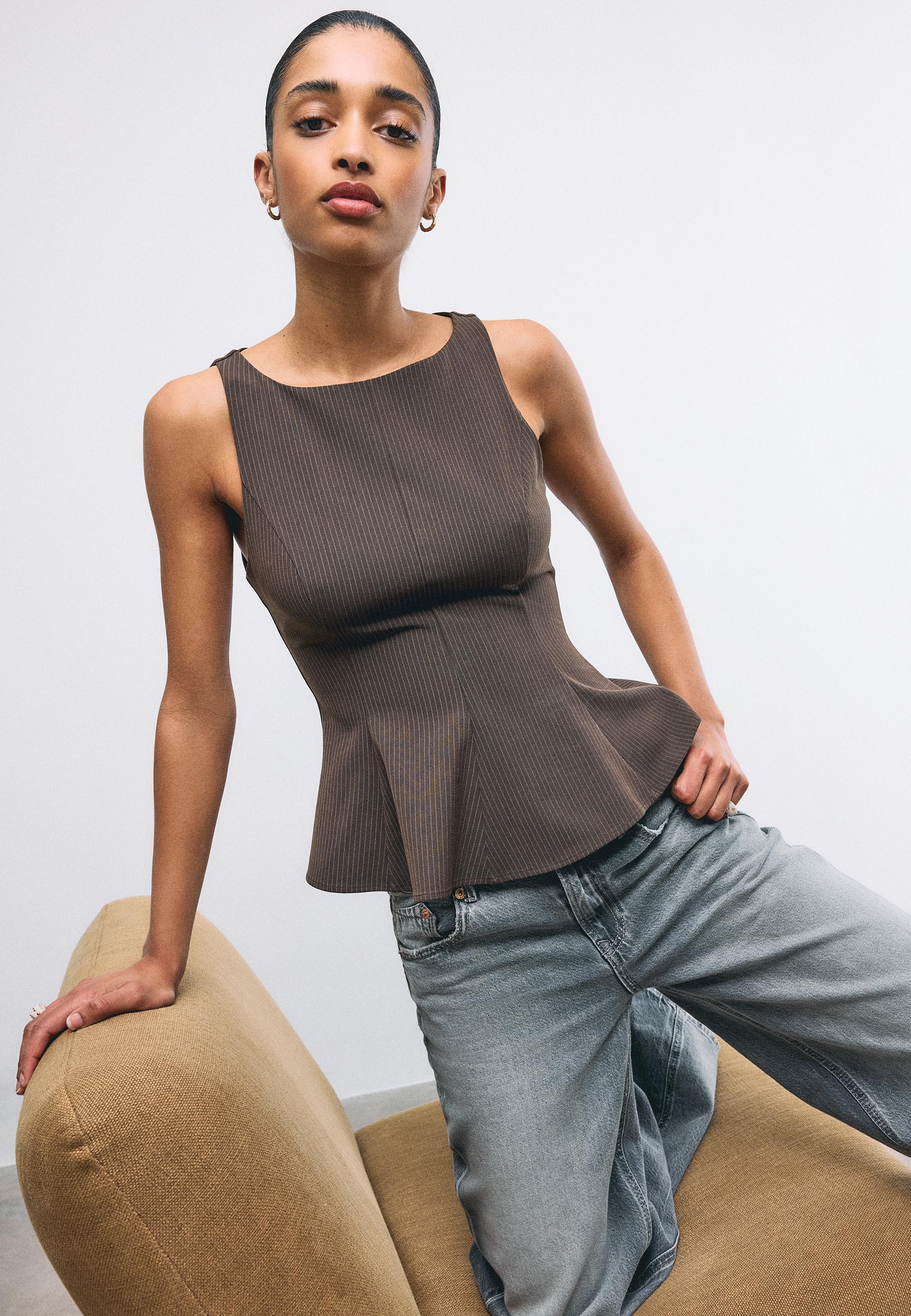 Sleeveless peplum top — Brown