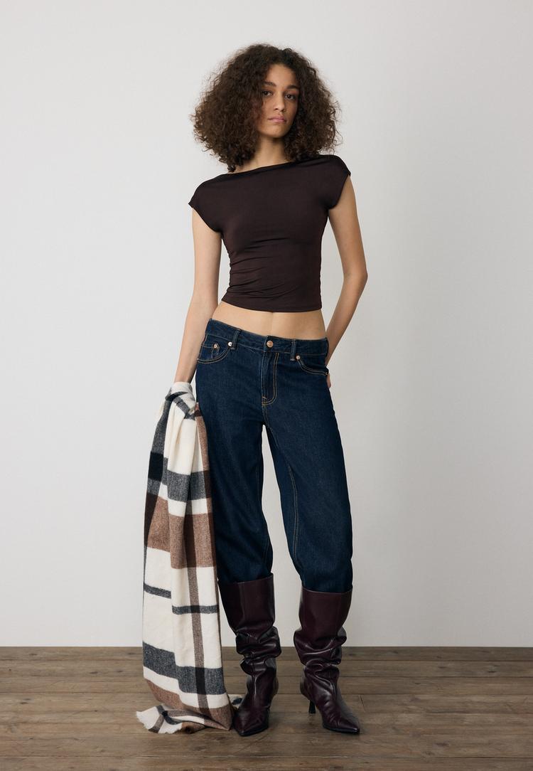 sırtı acık tisort