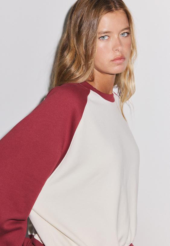 sweatshirt cropped com contraste