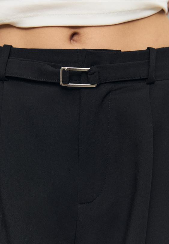 pantalon ancho detalle hebilla